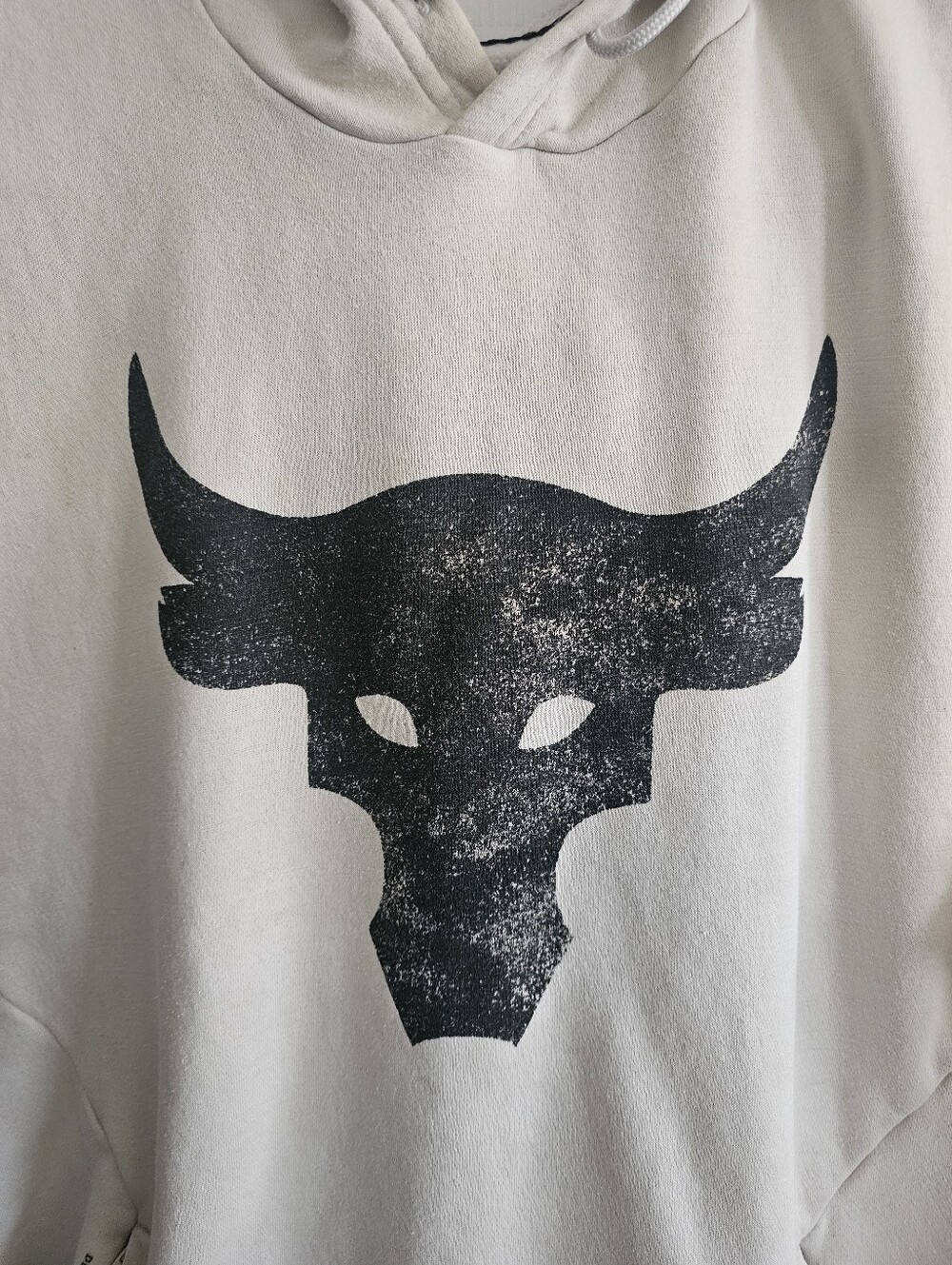 Under Armour Sleeveless Cream Hoodie with Distressed Black Bull Graphic SIZE XL - Picture 7 of 14